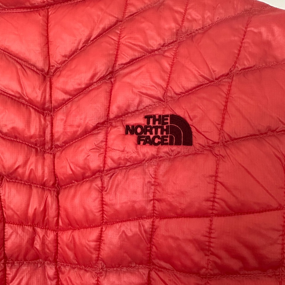 The North Face Women's Vibrant Red Puffer Jacket - Picture 3 of 5